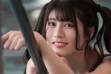 ちとせよしの、魅惑の谷間でにっこり