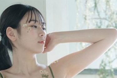 宮瀬なこ、葉っぱ彩る美スタイル