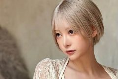 篠崎こころ、圧巻の美貌と美へそ