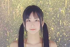 柳丸、神秘的な開脚ポーズ