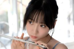 伊織もえ、谷間で棒をはさむ刺激的な姿