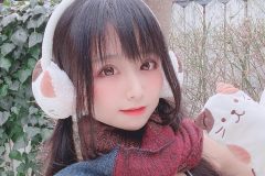 柳丸、マフラーと極小ビキニのミスマッチ