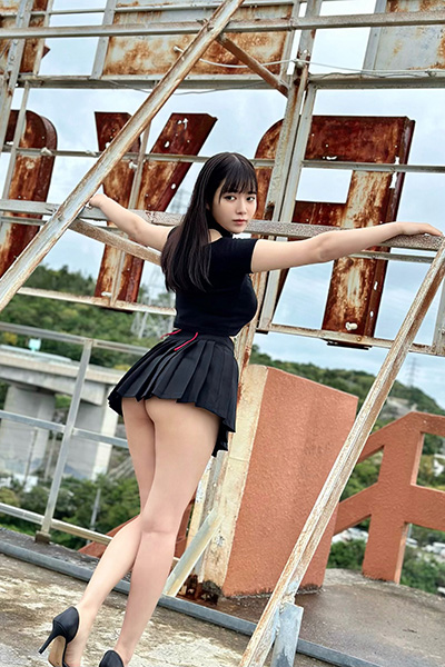 東雲うみ、ワカメちゃんスタイルで美ヒップ披露の画像2