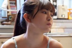 鈴木聖、レトロキッチンでぷくっと顔