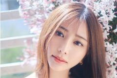 斎藤恭代、春爛漫の美貌と美谷間