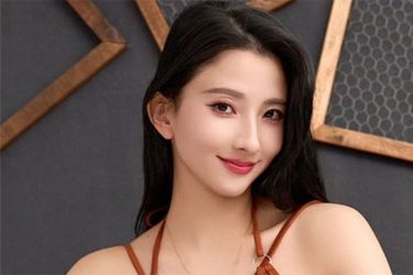 AOI、国宝級バストと極上美脚