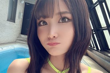 赤羽もも、例のプールで魅惑的ショット