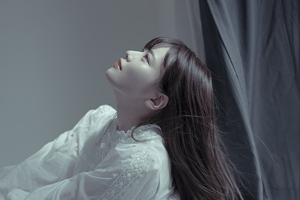 東雲うみ、天使のような美貌と美谷間の画像2