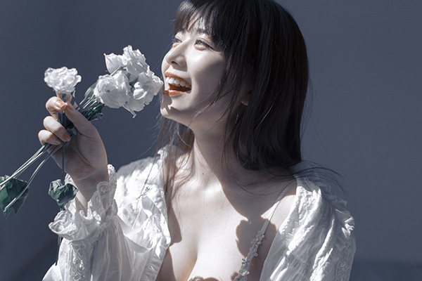 東雲うみ、天使のような美貌と美谷間の画像4