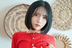 JILL、不意打ち脱ぎかけスタイル