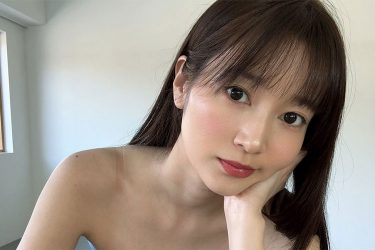 出口亜梨沙、エッグタルトと気になる胸元