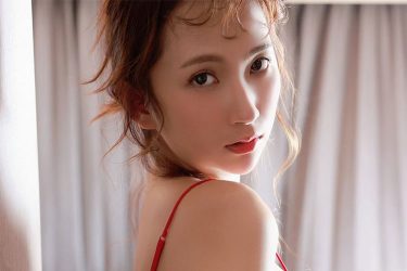 街山みほ、妖艶なランジェリー美女
