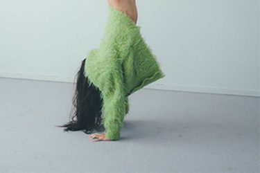 斎藤恭代、衝撃の逆立ち180度開脚