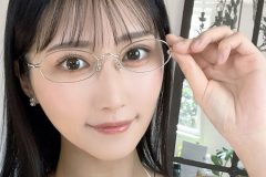 川瀬もえ、不動産屋のメガネ美女