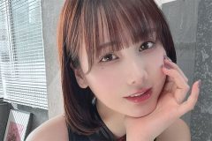 けんけん、逆ハートの胸元