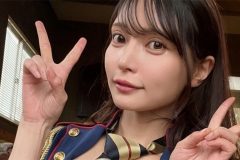 似鳥沙也加、ネクタイとバストの美共演