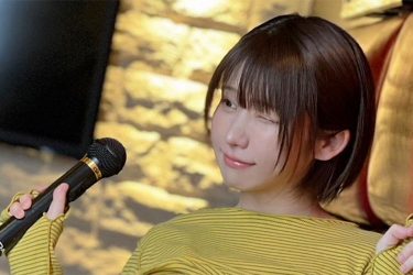 えなこ、陽気なカラオケ美女