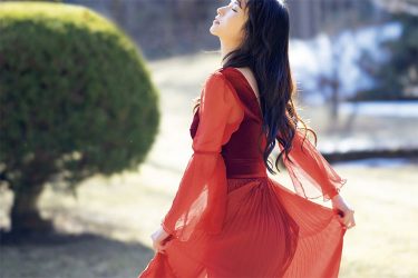街山みほ、真っ赤なドレスで舞う…極上美脚