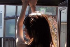 似鳥沙也加、窓際の陰影美ボディ