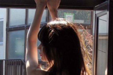 似鳥沙也加、窓際の陰影美ボディ