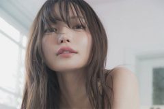 似鳥沙也加、透き通る美貌と美谷間