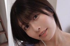 ちとせよしの、キュートな笑みと癒しの美谷間