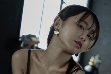 いくみ、妖艶な黒レース美女