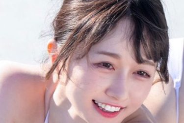 大庭すみ花、日差し浴びる四つん這い美女