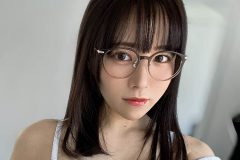 東雲うみ、メガネ＆特大バストのコンボ