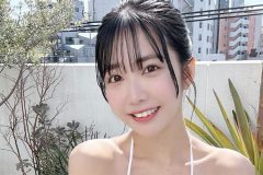 天羽希純、スマイル純白美ボディ