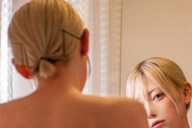 篠崎こころ、美貌と極上バックショット