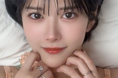 仲原ちえ、美貌と仰向け美谷間