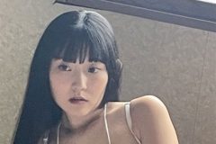 林田百加、純白ハイレグの美スタイル