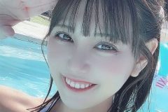 篠原冴美、敬礼ポーズの爽やか美女