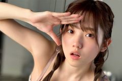 春蝶、純白ランジェリーで敬礼ポーズ