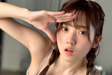 春蝶、純白ランジェリーで敬礼ポーズ