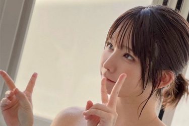 えなこ、Wピースのツルツル美ボディ