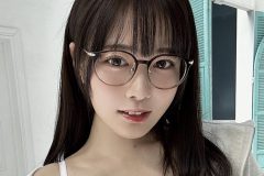 東雲うみ、暑さで脱ぎサービス中…