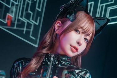 白田まい、大胆チャック下げ美女