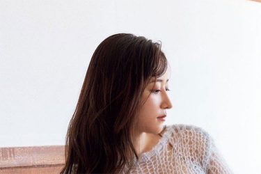 山崎あみ、あみあみ寝そべり極上美脚