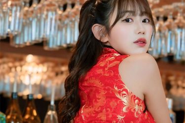 凛咲子、チャイナ服の丸出しヒップ