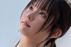 えなこ、黒ビキニの艶濡れグラビア