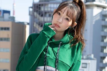 波崎天結、屋上で魅せたCK極上美脚