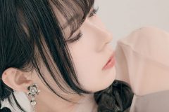 鳴上なごね、すごい格好の完璧ビジュ