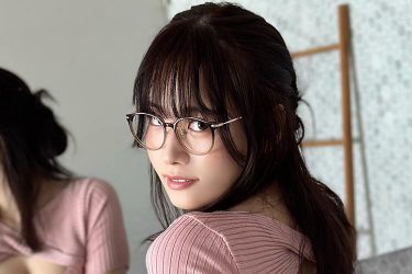 東雲うみ、鏡で魅せる二刀流ボディ