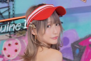 篠原みなみ、エプロン×ビキニの絶品ヒップ