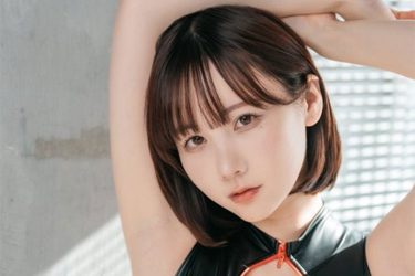 けんけん、まん丸穴あきのピチピチハイレグ