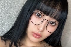 浅川まりな、メガネ×むにむにバストの組み合わせ