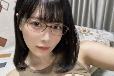 東雲うみ、はち切れそうなキャミと美谷間