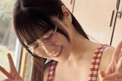 東雲うみ、裸風エプロンでダブルピース